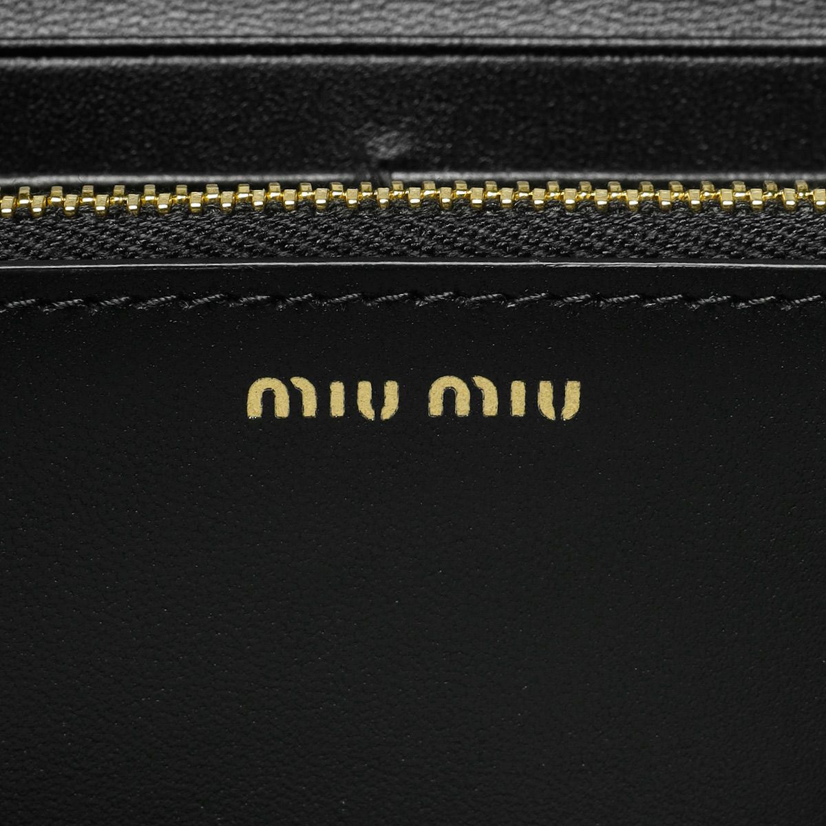 ミュウ ミュウ 二つ折り長財布